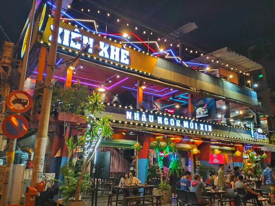 Khè Zone có không gian thoáng mát, sôi động