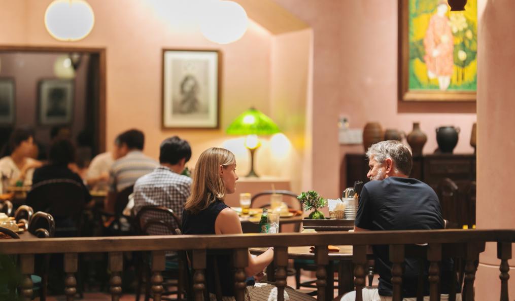 Quán Bụi có không gian ấm cúng và cả không gian ngoài trời