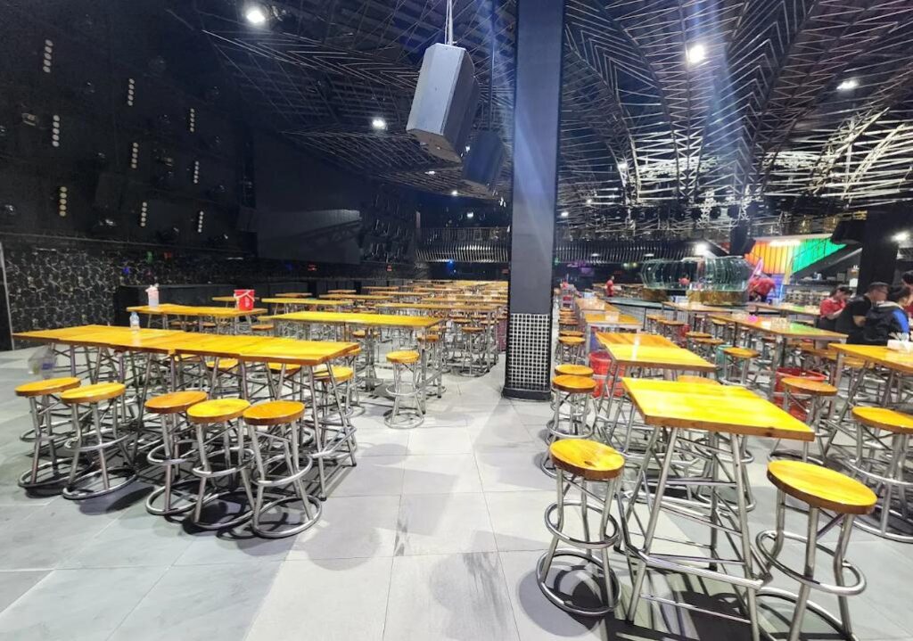 X-Pose Beer Club có không gian quán rộng, phục vụ nhạc sóng sôi động