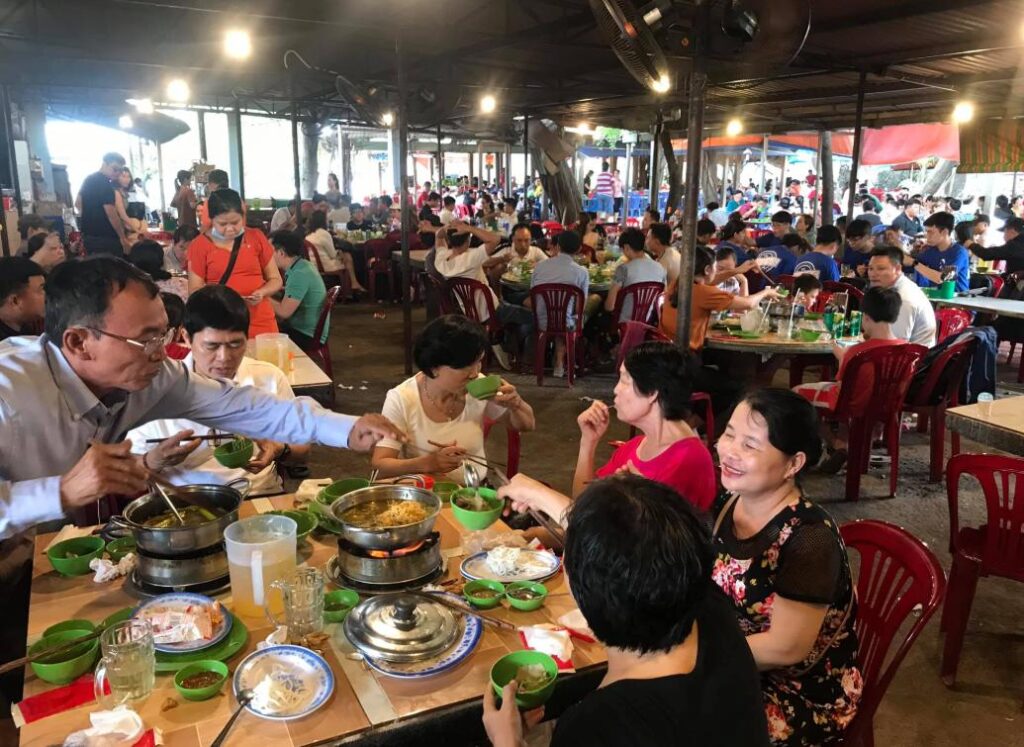 Lẩu bò Giáo Toàn thu hút đông đảo thực khách 