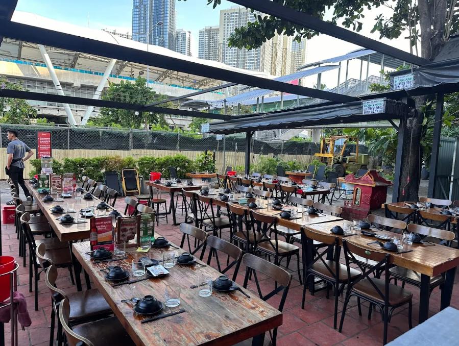 Làm Tí - Food & Beer có không gian rộng thoáng