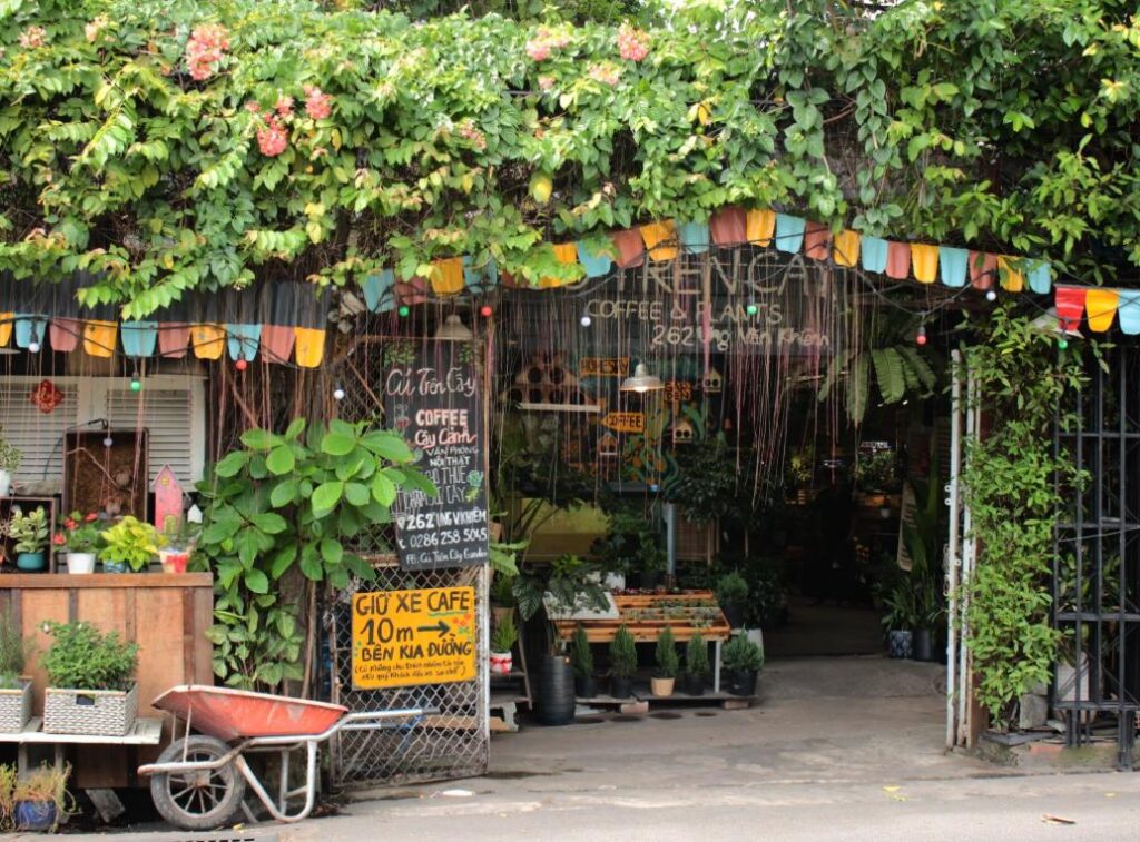 Cú Trên Cây Garden