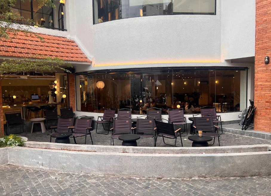 Soco Saigon Coffee - Quán cafe Bình Thạnh có không gian bên trong nhà và ngoài trời