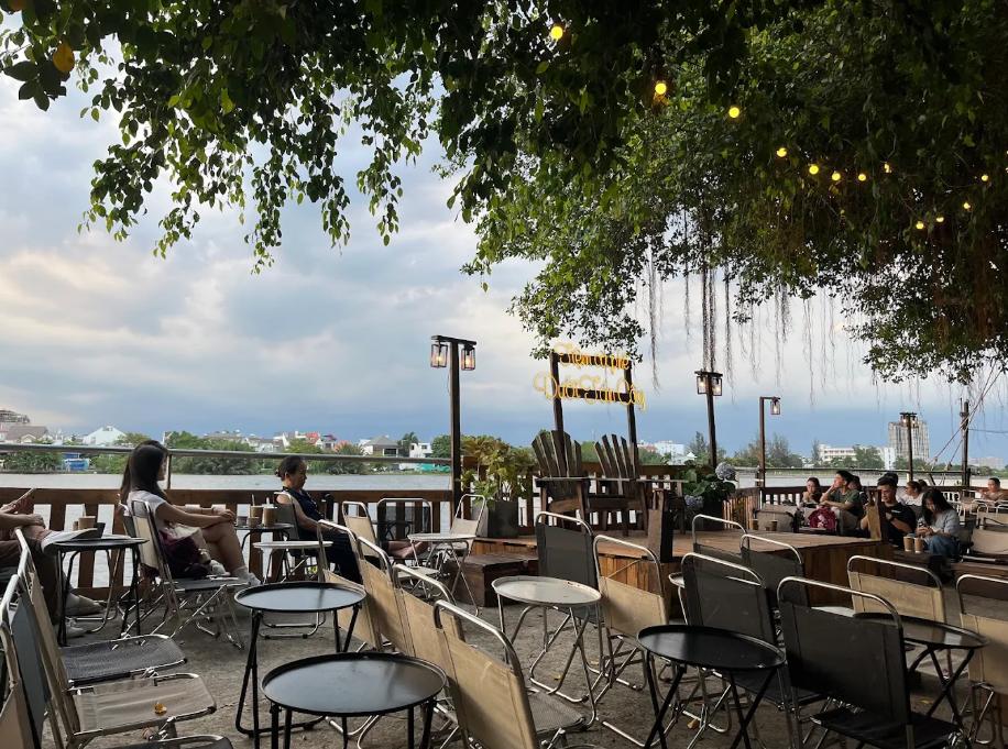 Tiệm Cà Phê Dưới Tán Cây