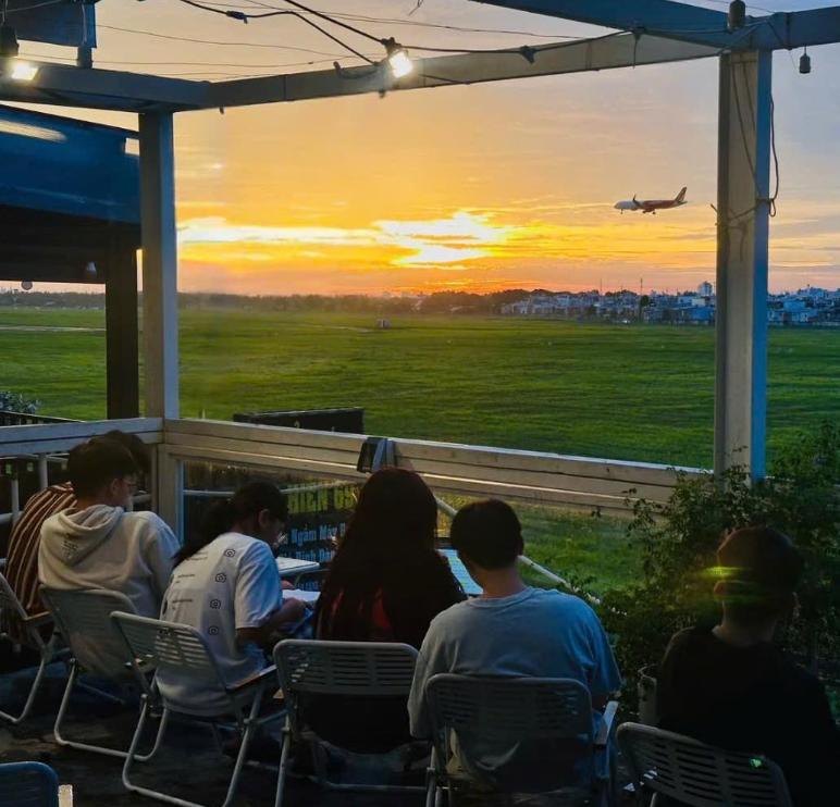 Phen’s Coffee - Quán cafe Gò Vấp view ngắm máy bay nổi tiếng