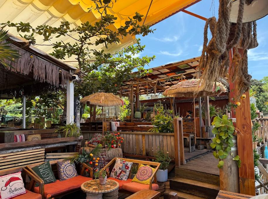 Beach Stop Lounge & Café có không gian xanh mát
