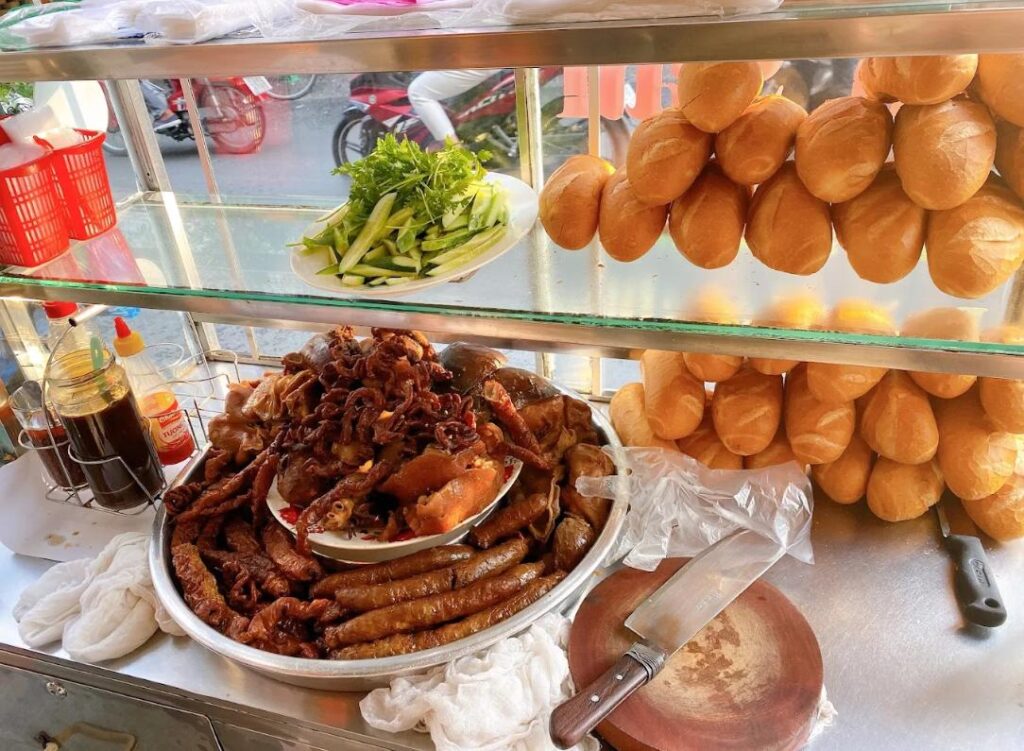 Bánh mì phá lấu Bà Sáu