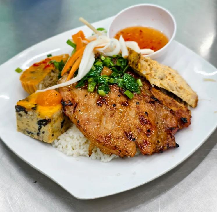 Cơm tấm Tuyết Cây Gõ