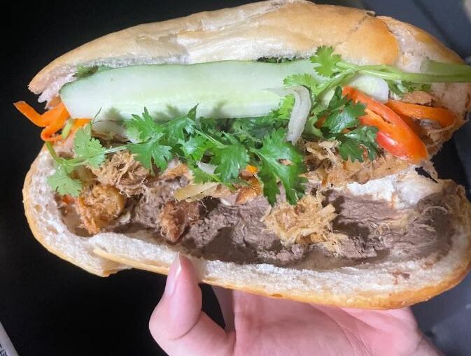 Quán ăn sáng Quận 7 - Bánh mì gà