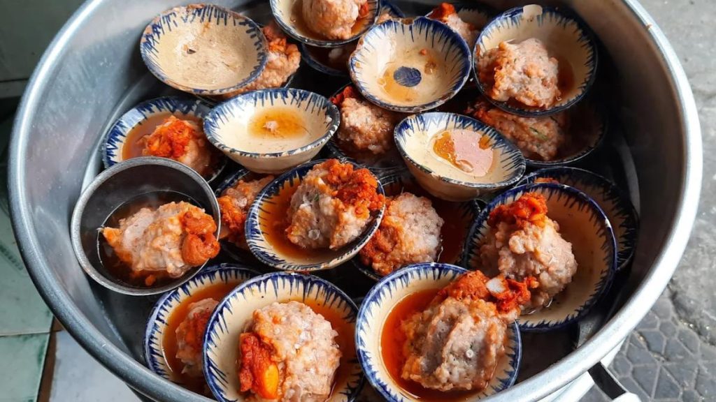 Món bánh mì xíu mại siêu ngon tại quán Điểm Tâm 159 - Quận 8