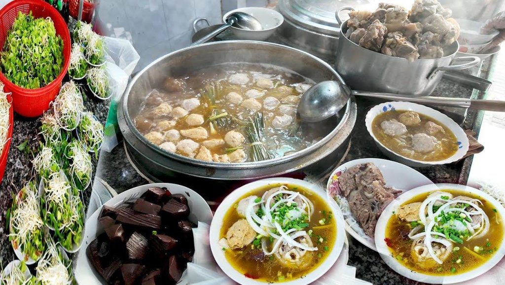 Bún Huế Tạ Quang Bửu - Bún Giò Heo Chả Cua