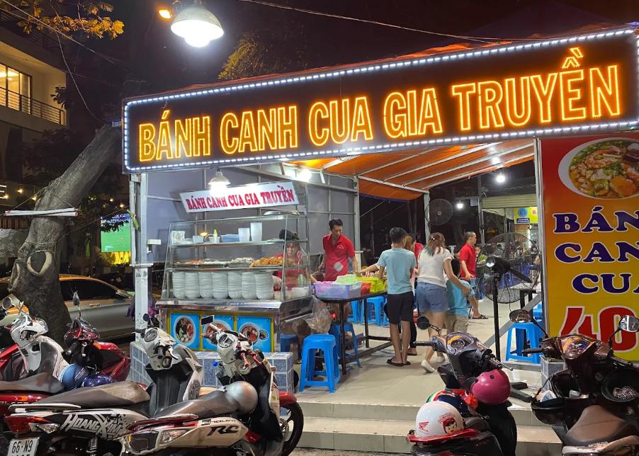 Bánh canh cua gia truyền Cô Đào tấp nập khách