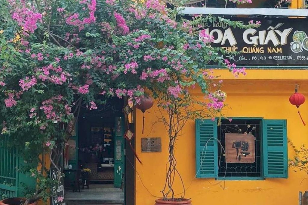 Tiệm cà phê Hoa Giấy