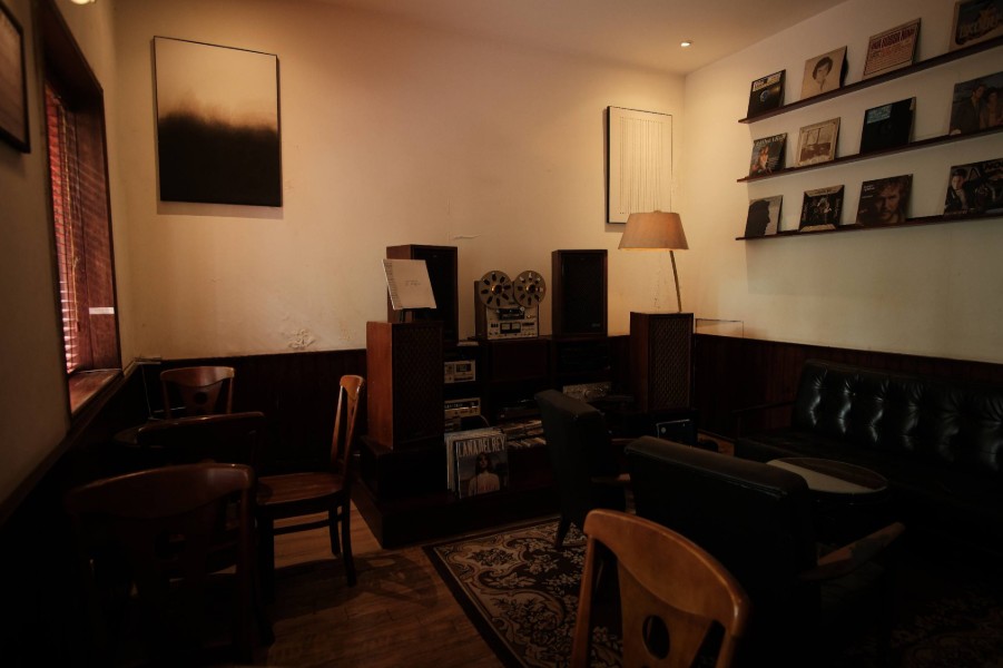 Ấp Cafe - Quán cafe Quận trong hẻm, có không gian ấm áp