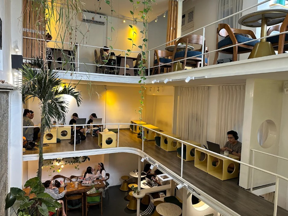 Rêverie - Quán cafe Quận 3 có kiến trúc 3 tầng rộng rãi