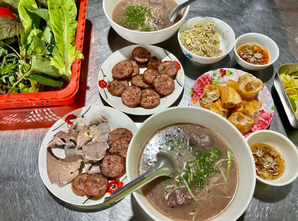 Cháo lòng Cây Me hấp dẫn