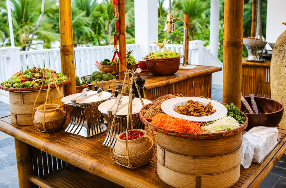 Buffet sáng cao cấp tại The Grand Hồ Tràm
