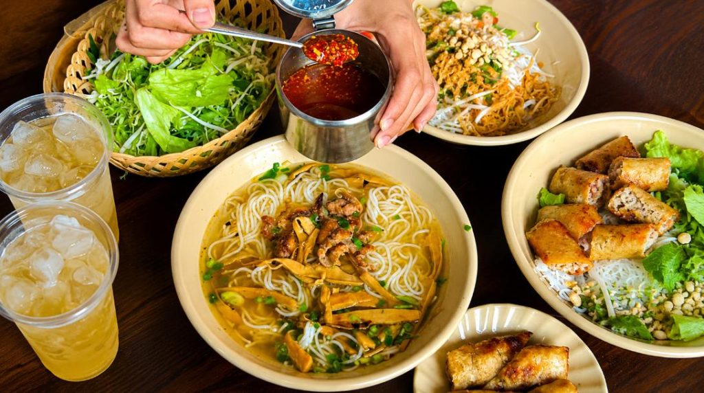 Bún chả măng giò