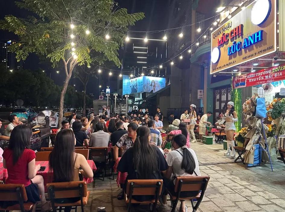 Lúc Anh Lúc Chị – Quán bia mở đến sáng